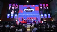 Chief Marketing Officer (CMO) Vidio Teguh Wicaksono (kiri) bersama Liliyana Natsir (Legenda Bulutangkis Indonesia – ketiga kiri), Bambang Pamungkas (Legenda Timnas Sepak Bola – keempat kiri), Hanif Sjahbandi (Pemain Timnas/Persija), dan Tisya Amallya Putri (Setter Terbaik Proliga 2025) saat memberikan keterangan terkait Vidio Sport Festival 2025 di Midaz Jakarta, Rabu (15/10/2025). (Bola.com/M Iqbal Ichsan)