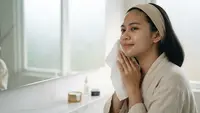5 Tips Double Cleansing untuk Makeup Waterproof agar Kulit Bersih Maksimal