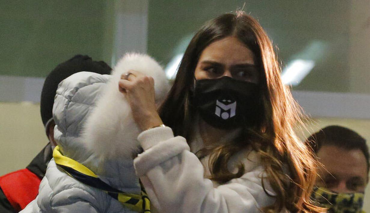 Istri Mesut Ozil, Amine Gulse, saat tiba di Bandara Ataturk, Turki, Senin (18/1/2021). Setelah memutuskan hengkang dari Arsenal, Ozil akan memperkuat klub asal Turki, Fenerbahce. (AP Photo)