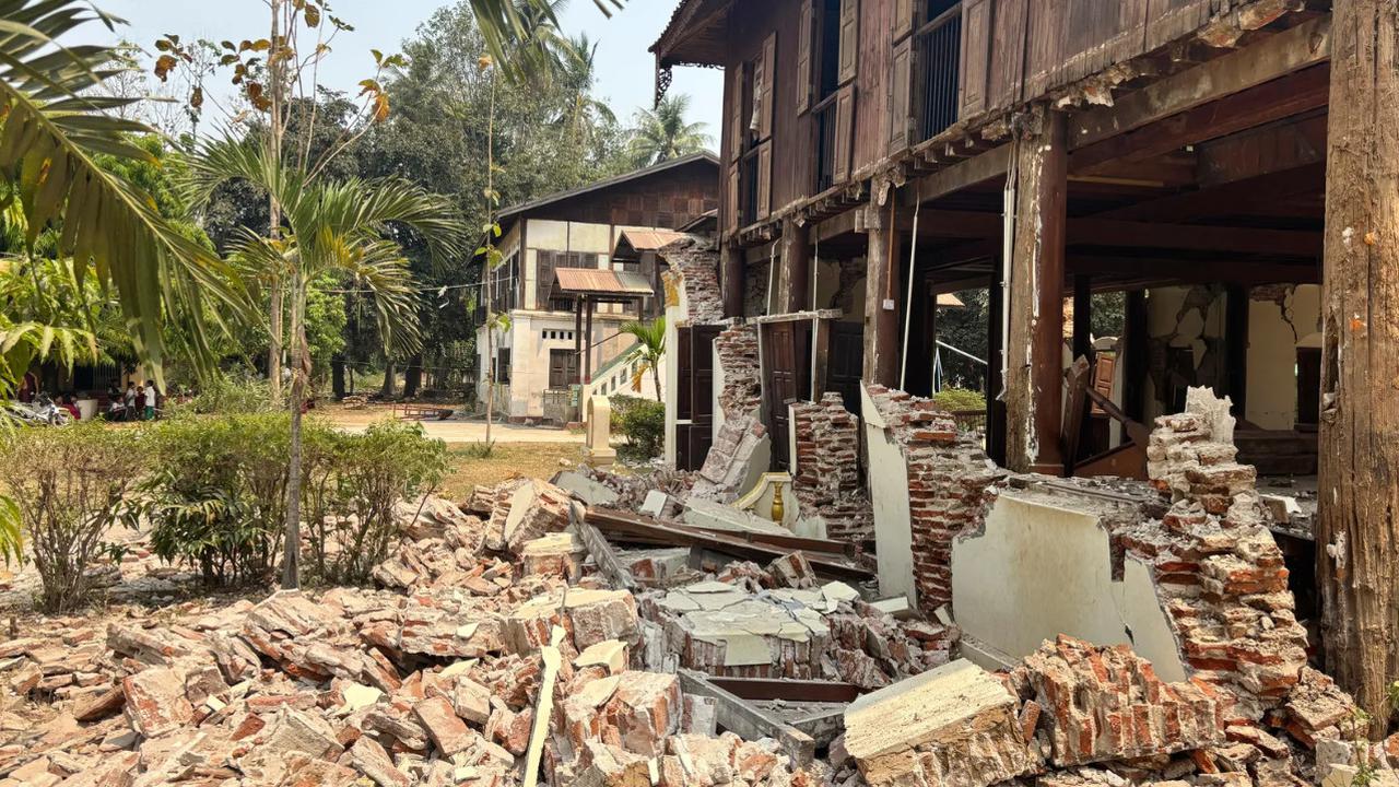 Sebuah biara yang rusak terlihat setelah gempa bumi, pada 28 Maret 2025, di Naypyidaw, Myanmar. (Dok: AP/Aung Shine Oo)