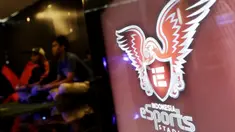 Sejumlah peserta mengikuti laga penyisihan seleksi Liga 1 PES Series Jakarta di Pluit, Jakarta, Sabtu, (19/1). Nantinya pemenang akan mewakili Indonesia di ajang Liga 1 PES Asia di Thailand. (Bola.com/M. Iqbal Ichsan)