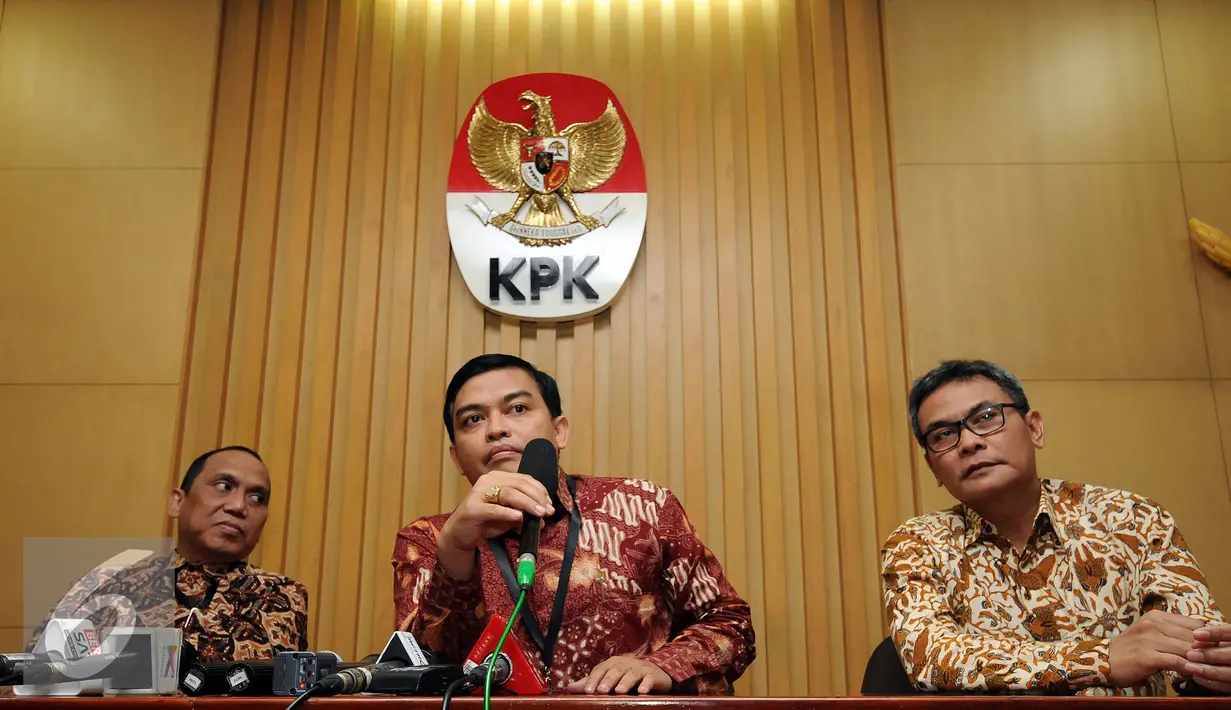 Dirjen Perundang-undangan Kemenkumham, Widodo Eka Thahjana (tengah) memberikan keterangan usai bertemu dengan pimpinan KPK di gedung KPK Jakarta, Senin (14/9/2015). Bersama pimpinan KPK, Widodo membahas delik RUU KUHP. (Liputan6.com/Helmi Fithriansyah)