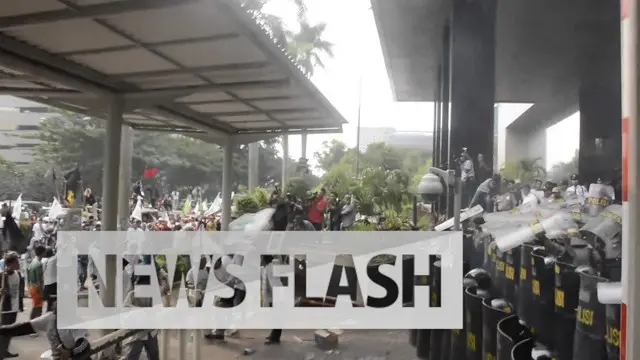 Demo di depan Gedung Komisi Pemberantasan Korupsi (KPK) di Jalan Rasuna Said, Kuningan, Jakarta Selatan berlangsung ricuh. Massa yang sempat terpecah dan mundur kembali mendatangi depan Gedung KPK dan langsung menyerang polisi.  