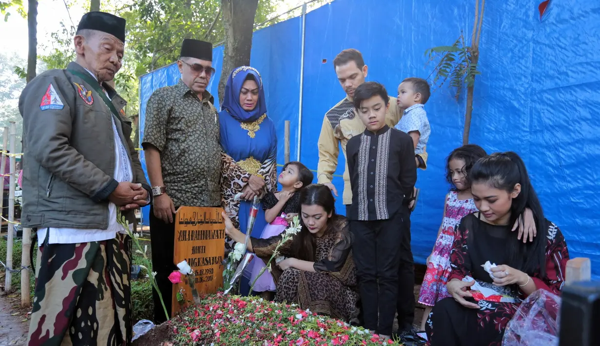 Sammy, ayah tiri Jupe yang juga datang ke makam, memanggil nama Jupe dan mengajak semua yang turut hadir untuk membacakan doa bersama di tepi pusara. (Adrian Putra/Bintang.com)