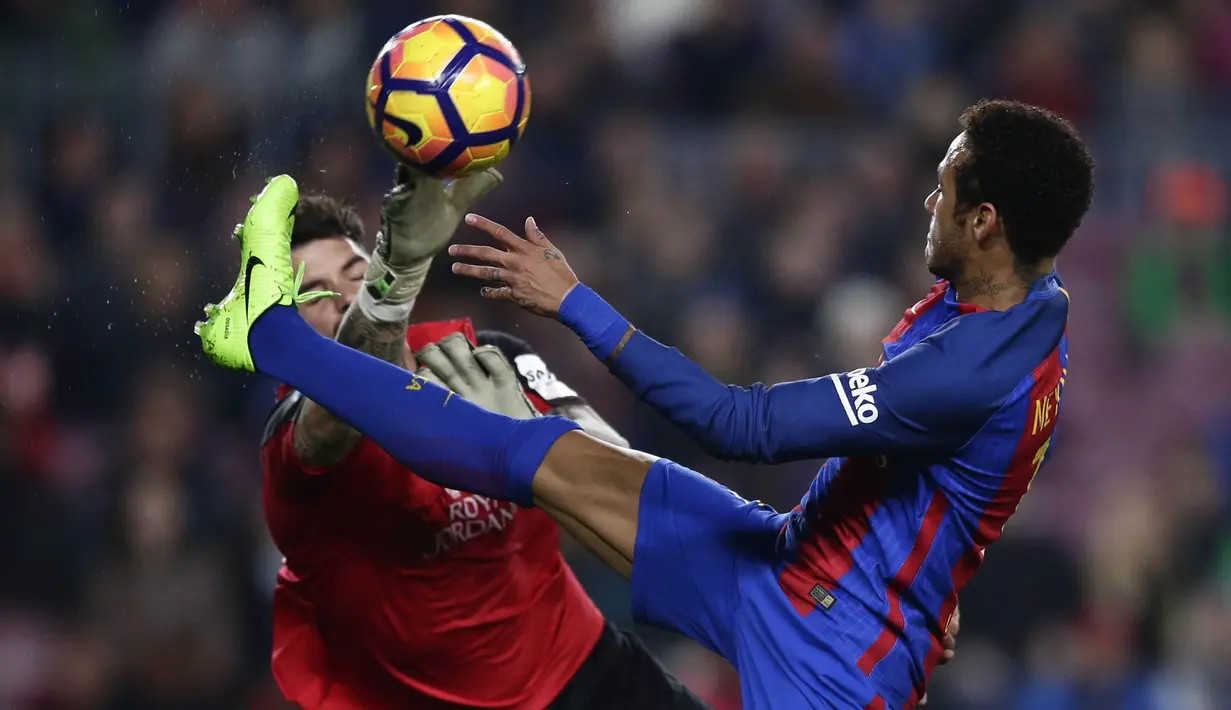 Striker Barcelona, Neymar, berebut bola dengan kiper Leganes, Iago Herrerin. Kemenangan ini membuat Barca terus menempel Real Madrid di puncak klasemen dengan selisih satu poin. (AP/Manu Fernandez)