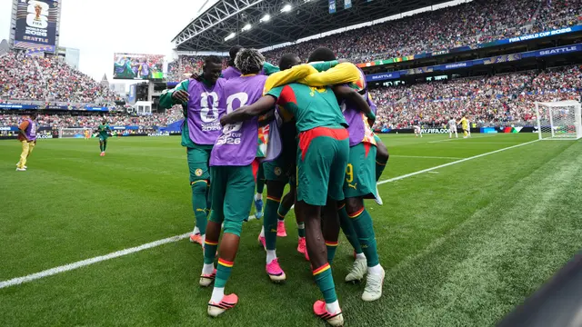 Selebrasi para pemain Senegal untuk gol Ismaila Sarr