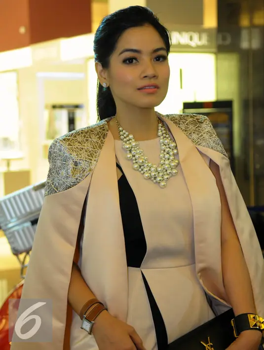 Semenjak menjadi seorang ibu, aura kecantikan Titi Kamal semakin terpancar. Foto diambil di kawasan SCBD, Jakarta Selatan, Rabu (1/7/2015). (Liputan6.com/Faisal R Syam)