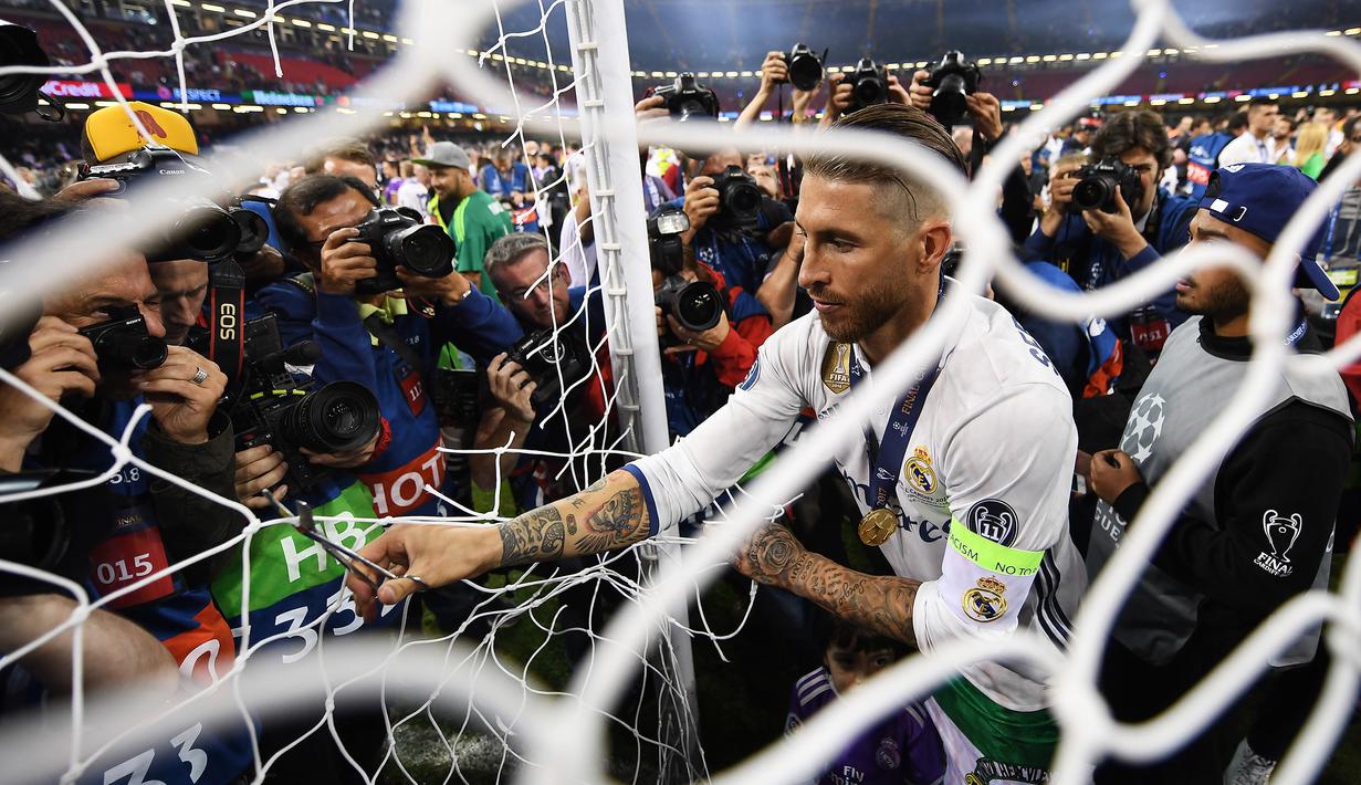 Kapten Real Madrid, Sergio Ramos, Menggunting jaring gawang setelah memenangkan final Liga Champions dengan mengalahkan Juventus 4-1 di Stadion Millennium, Cardiff, (03/06/2017). (EPA/Andy Rain)