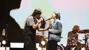Duta mengajak putri tercintanya, Aishameglio Duta Chiara atau yang akrab disapa Aisha, untuk naik ke panggung. Tampak dalam foto, vokalis grup band legendaris asal Yogyakarta, Sheila On 7, Duta saat berduet dengan putri tercintanya, Aishameglio Duta Chiara pada hari kedua gelaran KapanLagi Buka Bareng (KLBB) Festival 2026 di Stadion Madya, Kompleks Gelora Bung Karno, Senayan, Jakarta, Minggu 1 Maret 2026. (Kapanlagi.com/Budy Santoso)