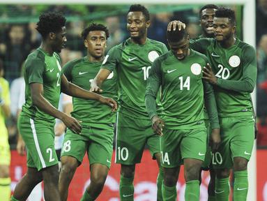 Pemain Nigeria merayakan gol yang dicetak oleh Kelechi Iheanacho ke gawang Argentina pada laga persahabatan di Stadion FK Krasnodar, Rabu (15/11/2017). Argentina kalah 2-4 dari Nigeria. (AP/Sergey Pivovarov)