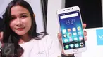 Model menunjukkan produk terbaru smart phone Vivo V5s saat peluncuran di Jakarta, Rabu (10/5). Vivo V5s diluncurkan dengan mengandalkan kamera depan 20mp. (Liputan6.com/Angga Yuniar)