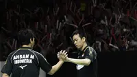 Ganda putra Indonesia, Mohammad Ahsan / Hendra Setiawan, merayakan kemenangan atas ganda China pada Indonesia Masters 2019 di Istora Senayan, Jakarta, Sabtu (26/1). Ahsan / Hendra lolos ke final. (Bola.com/Yoppy Renato)