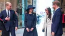 Aktris AS, Meghan Markle bersama tunangannya, Pangeran Harry menghadiri acara The Commonwealth Day Service di Westminster Abbey, London, Senin (12/3). Markle tiba bersama Harry, dan juga Pangeran William serta sang istri, Kate Middleton. (AP Photo)