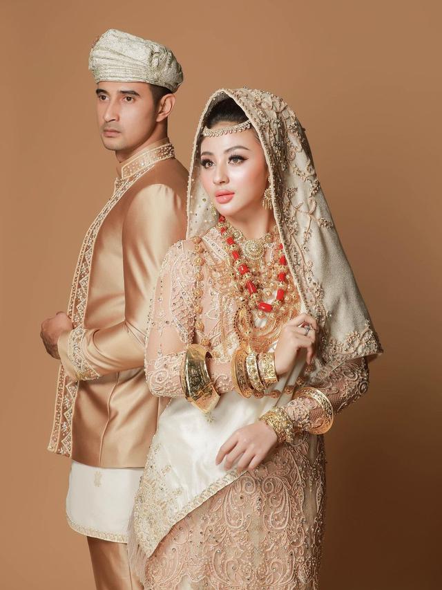 7 Potret Prewedding Ali Syakieb dan Margin Wieheerm, Serasi Pakai Busana Adat