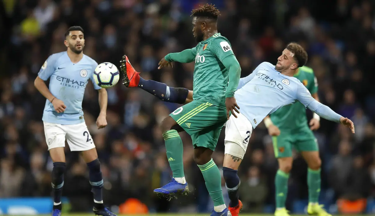Bek Manchester City, Kyle Walker, berebut bola dengan striker Watford, Isaac, pada laga Premier League 2019 di Stadion Etihad, Sabtu (9/3). Manchester City menang 3-1 atas Watford. (AP/Martin Rickett)