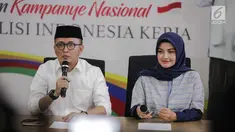 Direktur Konten TKN Jokowi-Ma'ruf Amin, Fiki Satari (kiri) memberikan keterangan terkait OTT KPK terhadap Ketum PPP Romahurmuziy, Jakarta, Jumat (15/3). Menurut Fiki, kasus Romahurmuziy adalah murni kasus pribadi. (Liputan6.com/Faizal Fanani)