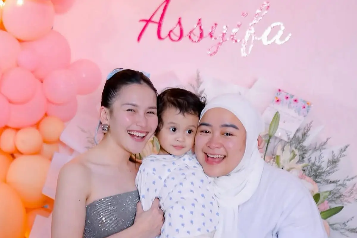 Ayu Ting Ting saat Berikan Kejutan Ulang Tahun Adiknya. [@ayutingting92]