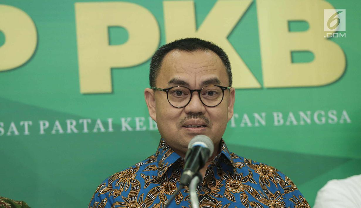 Cagub Jawa Tengah Sudirman Said (kedua kiri) memberikan paparan visi dan misi saat hadir deklarasikan dukungannya kepada pasangan Bakal Cagub dan Cawagub Jawa Tengah, Sudirman Said dan Ida Fauziah di Jakarta, Selasa (9/1). (Liputan6.com/Faizal Fanani)