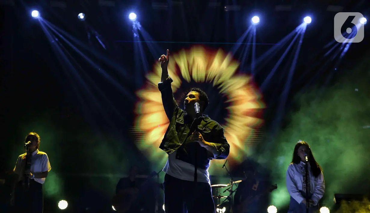 Penyanyi Sal Priadi saat tampil pada hari kedua gelaran KapanLagi Buka Bareng BRI Festival 2025 di Plaza Parkir Timur Gelora Bung Karno, Senayan, Jakarta, Minggu (16/3/2025). (Liputan6.com/Angga Yuniar)