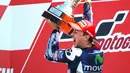 Jorge Lorenzo melakukan selebrasi di atas podium usai sukses menjadi juara dunia MotoGP 2015 di seri terakhir Grand Prix Valencia di Sirkuit Ricardo Tormo di Valencia, Spanyol, Minggu (8/11). (REUTERS/Heino Kalis)
