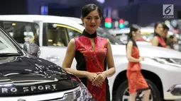 Sales Promotion Girls (SPG) atau model bersanding di samping mobil Mitsubishi pada pembukaan GIIAS 2018 di ICE BSD, Tangsel, Kamis (2/8). Mereka bersanding di samping mobil dengan pesona kecantikannya. (Liputan6.com/Fery Pradolo)