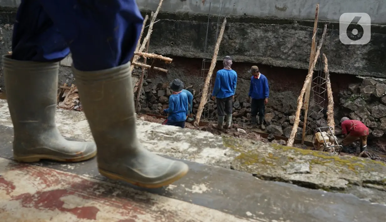 Pekerja menyelesaikan perbaikan turap Kali Pancoran di Jakarta, Rabu (12/8/2020). Perbaikan yang dilakukan merupakan bagian dari perawatan rutin guna memperkuat dinding turap sehingga mencegah kelongsoran. (Liputan6.com/Immanuel Antonius)