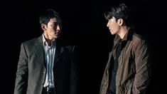 Inti dari drama ini adalah hubungan rumit antara Park Joon Mo dan Jung Ki Chul. Setelah pertemuan awal mereka yang intens, keputusan Jung Ki Chul untuk menerima Park Joon Mo ke dalam Aliansi Gangnam membuat perubahan dinamis dalam hubungan mereka. Terombang-ambing antara kepercayaan dan kecurigaan. (Foto: Disney+ Hotstar via Soompi)