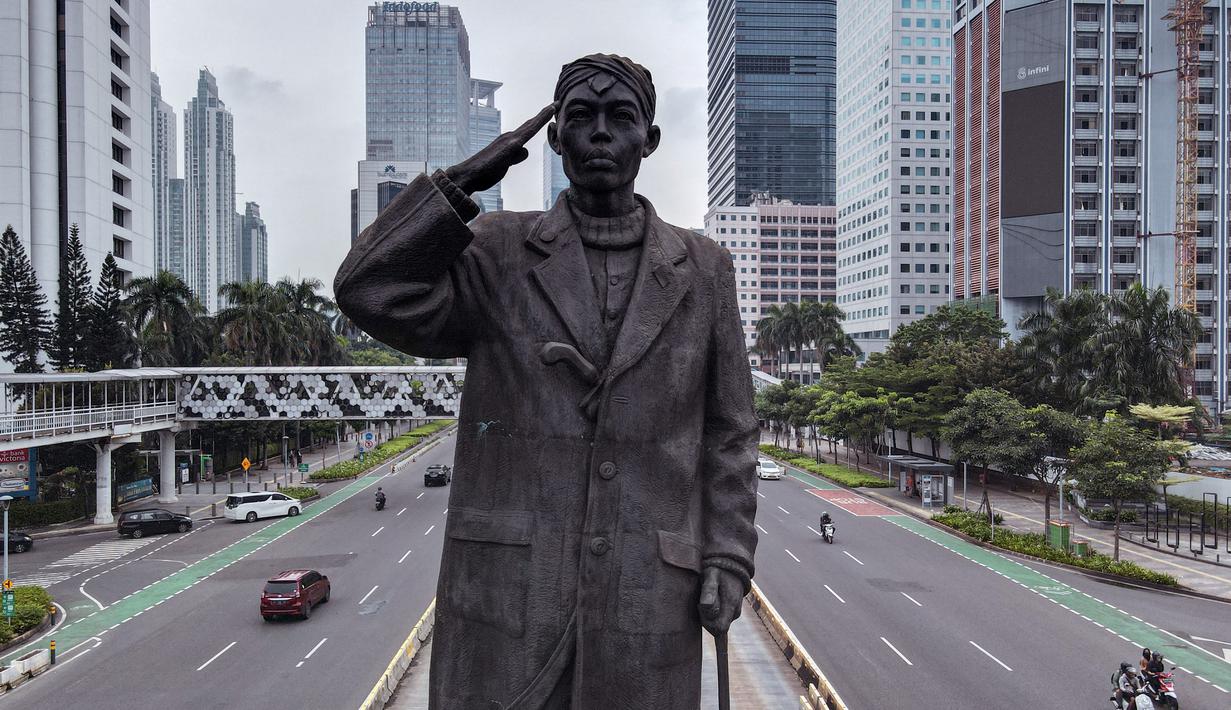<p>Foto udara memperlihatkan patung pahlawan nasional Jenderal Sudirman di tengah jalan yang biasanya ramai di Jakarta pada 1 Mei 2022, setelah orang-orang kembali ke kampung halaman untuk merayakan Idul Fitri yang menandai berakhirnya bulan suci Ramadhan. (AFP/Bay Ismoyo)</p>