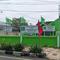 Bendera PDIP berkibar di depan kantor PPP Tuban. (Liputan6.com/Ahmad Adirin)
