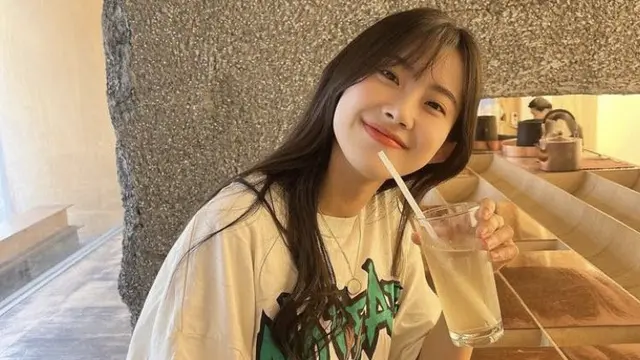 Potret cantik Kim Minah saat jalan-jalan di salah satu cafe.