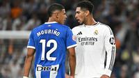 Jude Bellingham (kanan) bersitegang dengan Alvaro Mourinho saat laga Real Madrid Vs Alaves di Santiago Bernabeu dalam lanjutan Liga Spanyol, Rabu (25/9/2024) dini hari WIB. (JAVIER SORIANO / AFP)