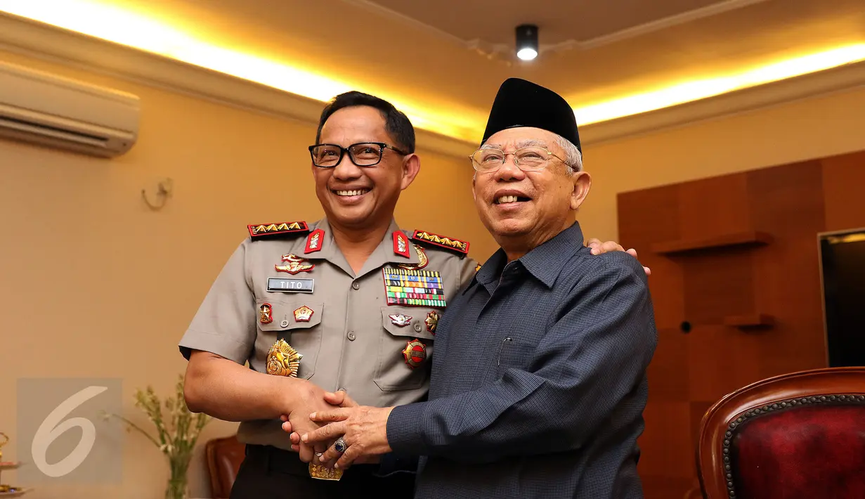 Kapolri Jenderal Pol Tito Karnavian (kiri) bersalaman bersama Ketua MUI Ma'ruf Amin usai memberi keterangan di Jakarta, Selasa (20/12). Keterangan terkait fatwa MUI tentang penggunaan atribut keagamaan non-Muslim. (Liputan6.com/Helmi Fithriansyah)