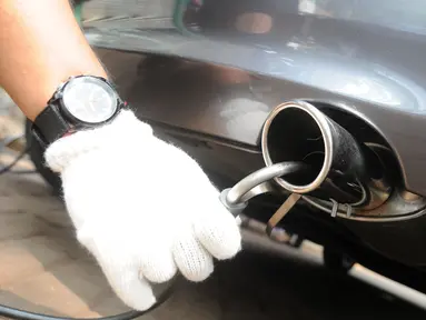 Petugas mengetes gas buang pada kegiatan uji emisi kendaraan di Taman Kota 1 BSD, Tangerang Selatan, Rabu (3/10). Dinas Lingkungan Hidup (DLH) Kota Tangerang Selatan menggelar uji emisi guna menekan angka polusi kendaraan. (Merdeka.com/Arie Basuki)