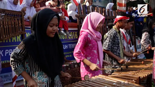 Jakarta 15 Agustus 2018, Kirab obor Asian Games dari etape 5 menuju etape 6 diramaikan oleh atraksi reog dan alat musik tradisional yang dimainkan oleh pelajar dan warga yang ada di sekitar wilayah Jakarta Timur.