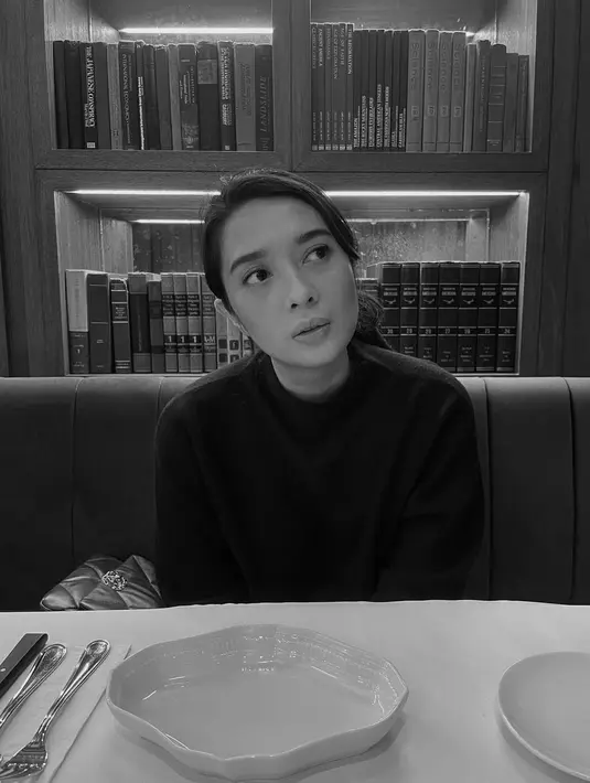 Namun Ariel dan Marchella FP pernah bekerja sama dalam penggarapan album NOAH, Keterkaitan Keterikatan. Marchella FP jadi salah satu penulis lirik untuk lagu Kupeluk Hatimu. (FOTO: instagram.com/marchellafp)