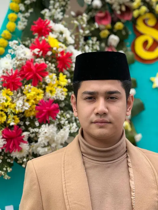 Syakir Daulay memang kerap menghadiri perhelatan akbar dengan para ulama. Saat itulah ia kerap berpenampilan mengenakan peci. Seperti potretnya mengenakan peci hitam ini yang digadang menambah kegantengannya. (Liputan6.com/IG/@syakirdaulay).