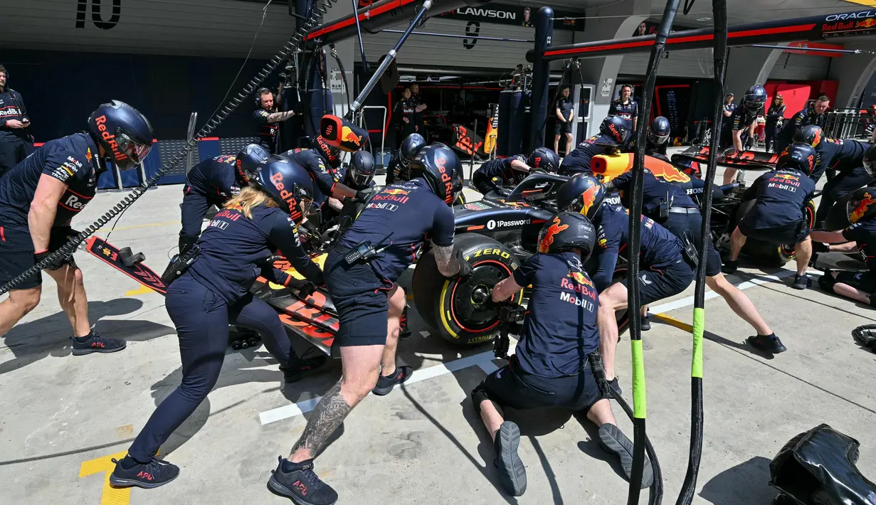 Seri balap pada GP China kali ini menjadi yang pertama menggelar Sprint Race di F1 musim 2025. (HECTOR RETAMAL/AFP)