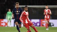 Bintang Bayern Munchen, Michael Olise, menggiring bola melewati pemain PSG pada semifinal leg 1 Liga Champions 2025/2026, Rabu (29/4/2026) dini hari WIB. (FRANCK FIFE / AFP)
