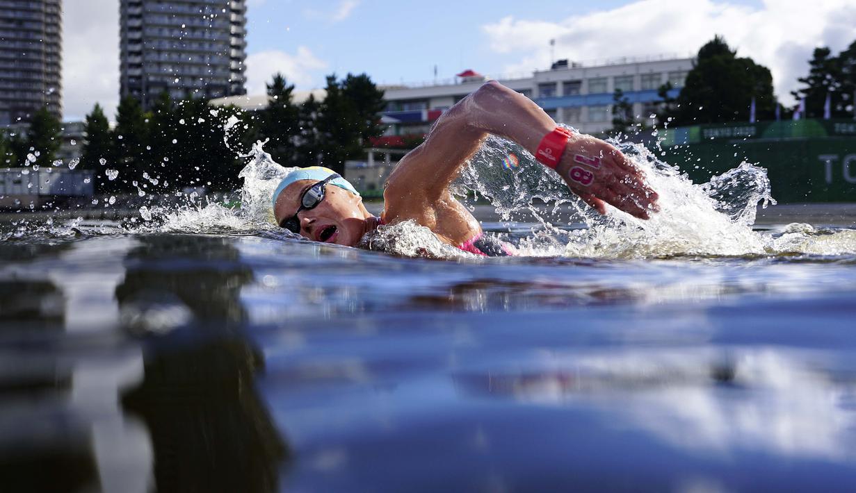 Krystyna Panchishko asal Ukraina, berkompetisi dalam cabang renang maraton putri di Olimpiade Tokyo 2020, Rabu (4/8/2021). (Foto: AP/David Goldman)