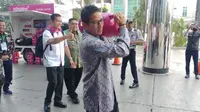 Wakil Gubernur DKI Jakarta Sandiaga Uno membuktikan sendiri ringannya tabung Bright Gas 5,5 kg.