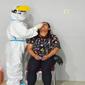 Seorang warga sedang menjalani tes antigen di Labkesda Kota Malang. Kasus Covid-19 di Kota Malang selama masa PPKM Darurat naik tinggi dan banyak yang terpaksa isolasi mandiri karena rumah sakit penuh (Liputan6.com/Zainul Arifin)