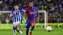 Pemain Barcelona Pierre-Emerick Aubameyang (kanan) berlari mengejar bola saat melawan Real Sociedad pada pertandingan Liga Spanyol di Reale Arena Stadium, San Sebastian, Spanyol, 21 April 2022. Barcelona menang 1-0. (AP Photo/Alvaro Barrientos)
