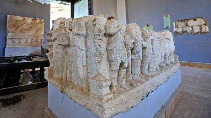 Patung yang rusak terlihat di museum di kota kuno Palmyra, Provinsi Homs, Suriah, 7 Februari 2021. Selain Palmyra dan Aleppo, kota kuno Damaskus dan Bosra juga mengalami kerusakan. (LOUAI BESHARA/AFP)