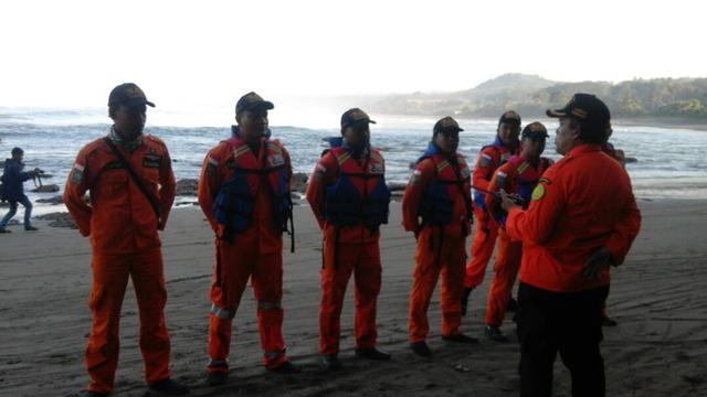 Ombak Ganas Pantai Selatan Garut Halangi Pencarian 5 Santri