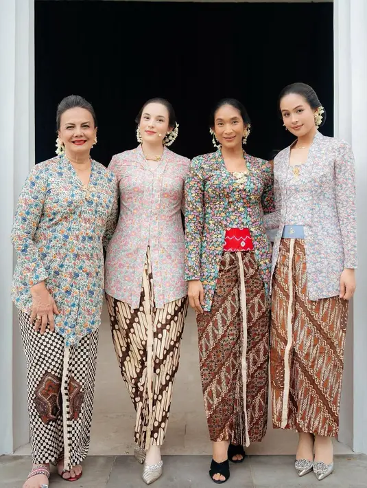 Maudy Ayunda, Happy Salma, Chelsea Islan, dan Christine Hakim kompak mengenakan kebaya kutu baru motif flora dipadukan bawahan kain batik. [@maudyayunda]