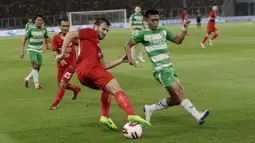 Bek Persija Jakarta, Marco Motta, berusaha melewati pemain Geylang International FC pada laga uji coba di SUGBK, Jakarta, Minggu, (23/2/2020). Persija menang dengan skor 3-1. (Bola.com/M Iqbal Ichsan)