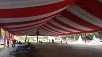 Persiapan tenda untuk menyambut prosesi ngunduh mantu Kahiyang Ayu - Bobby Maulana. (Liputan6.com/Aditya Eka Prawira)