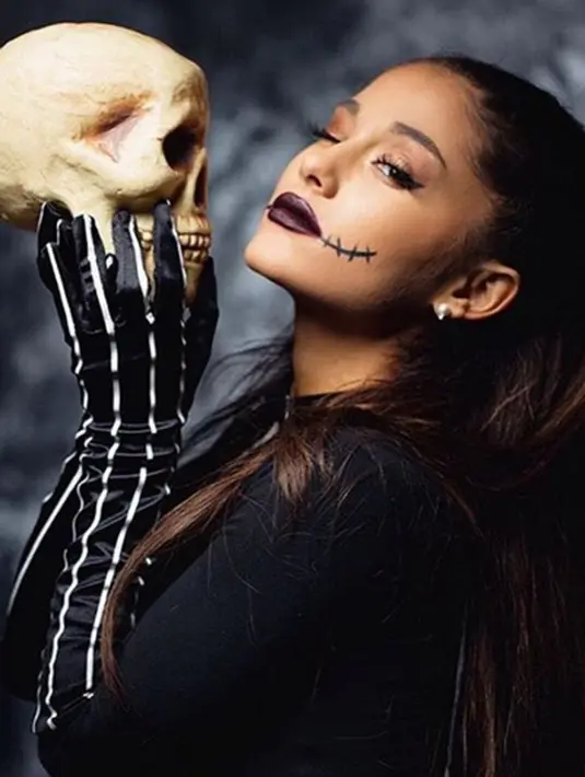 Grande merupakan penyanyi aliran music, Pop, R&B.  (via instagram@arianagrande/Bintang.com)