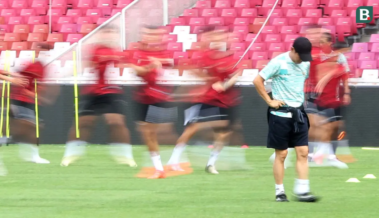 Pelatih Timnas Indonesia, Shin Tae-yong saat memimpin sesi latihan resmi di Stadion Utama Gelora Bung Karno (SUGBK), Jakarta, Rabu (5/6/2024). Indonesia akan menghadapi Irak dalam Kualifikasi Piala Dunia 2026. (Bola.com/M Iqbal Ichsan)