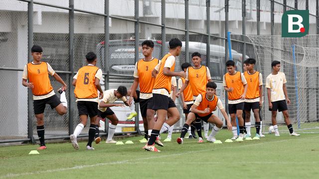 Foto: Melihat Tegasnya Nova Arianto saat Memimpin Latihan Timnas Indonesia U-16 di Jakarta International Stadium